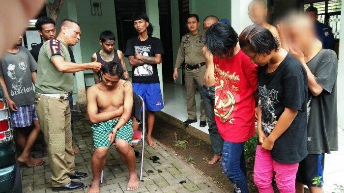 Mengaku Seminggu Tidak Mandi, Anak-anak Punk Ini Pasrah Rambutnya Digunduli Satpol PP