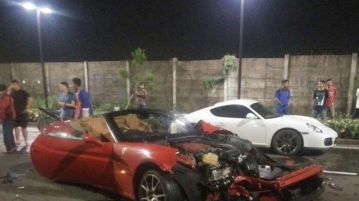 Aksi kebut-kebutan, Mobil Ferrari Ringsek Hajar BMW