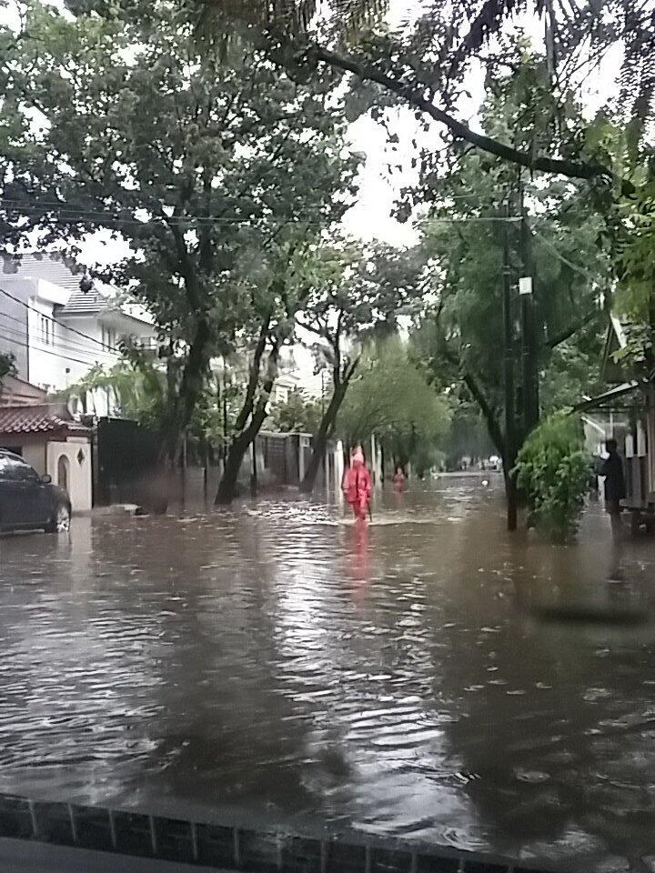 2 Jam Diguyur Hujan, Sejumlah Titik di Jakarta Banjir