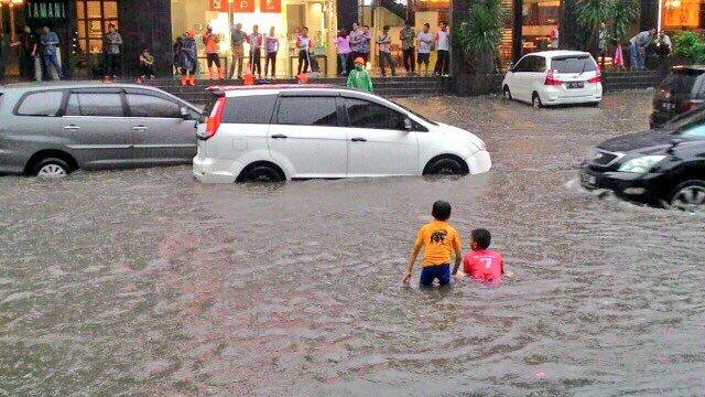 2 Jam Diguyur Hujan, Sejumlah Titik di Jakarta Banjir