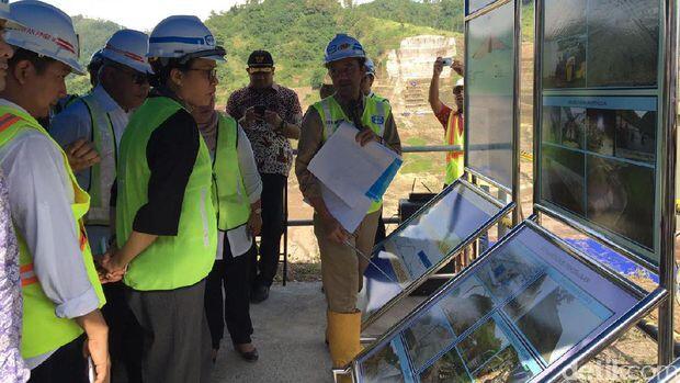 Gaya Sri Mulyani, Tinjau Proyek Hingga Makan Durian di Kudus