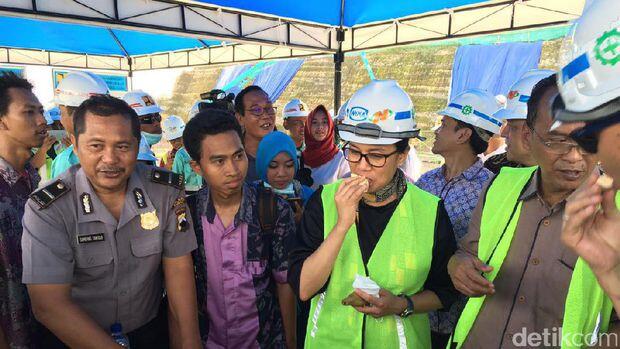 Gaya Sri Mulyani, Tinjau Proyek Hingga Makan Durian di Kudus
