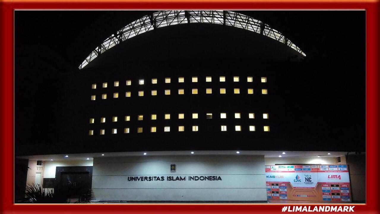Suasana malam di GOR UII, Yogyakarta