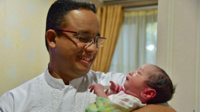 Anies Baswedan Gendong Bayi 'Duh, Lucu Ya. Ganteng Kayak Bapaknya'