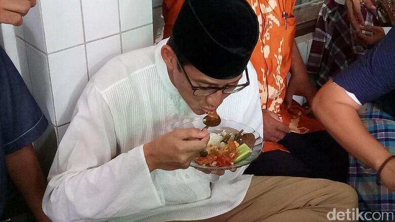 Sambil Makan Jengkol, Sandiaga Bahas OK OCE Bersama Warga