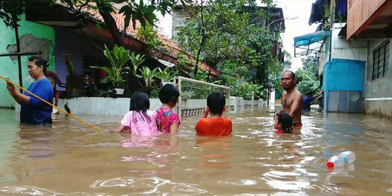 Kali Sunter Meluap, Permukiman Warga Tergenang hingga 1,5 Meter