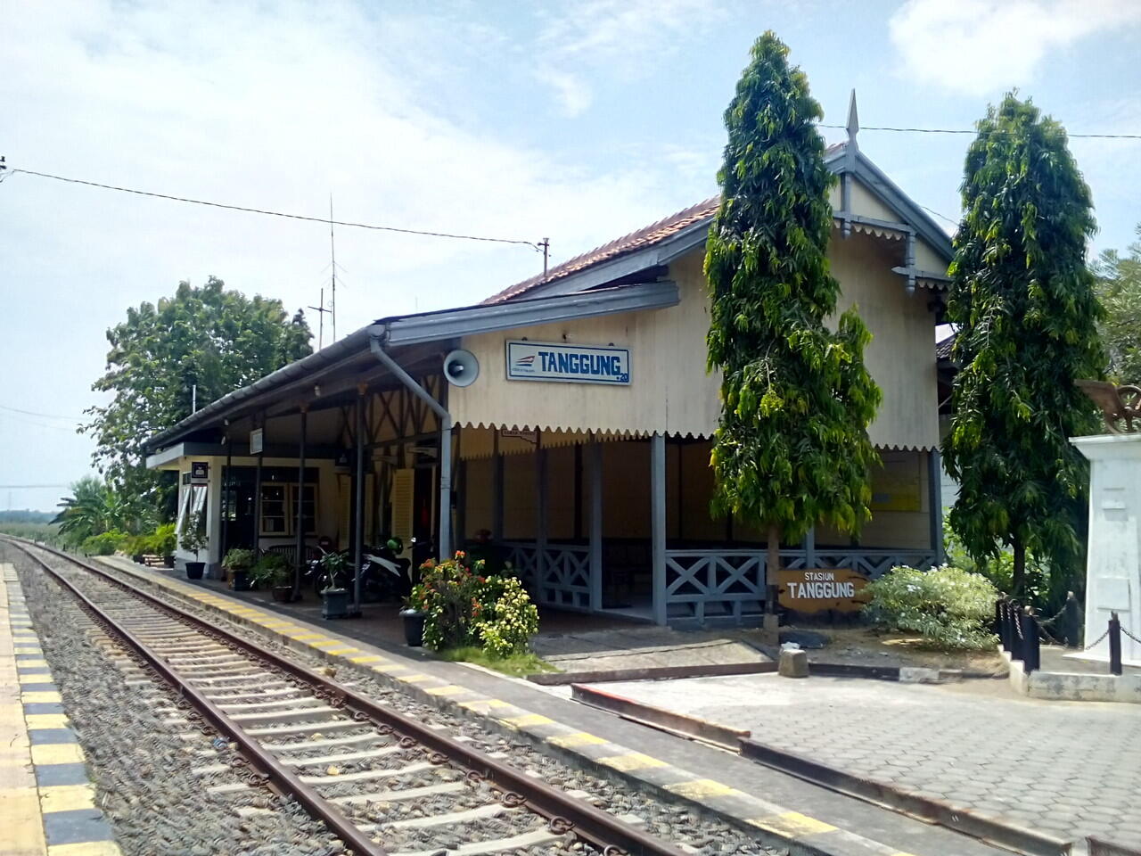 10 Bangunan Stasiun Kereta Api Ter-Antik di Pulau Jawa