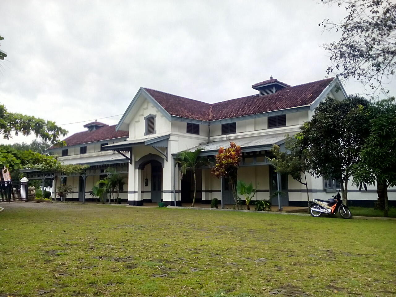 10 Bangunan Stasiun Kereta Api Ter-Antik di Pulau Jawa