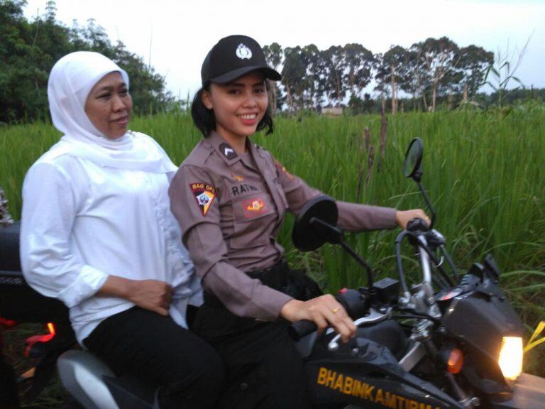 Mensos berboncengan Polwan cantik Resmikan Hunian Bagi Suku Anak Dalam di Sarolangun