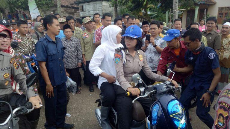 Mensos berboncengan Polwan cantik Resmikan Hunian Bagi Suku Anak Dalam di Sarolangun