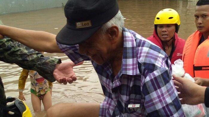 Air Meluap 1,5 Meter di Cipinang Melayu, 17 Orang Dievakuasi
