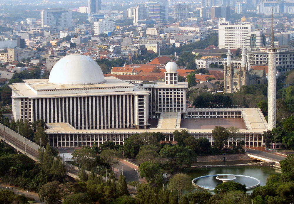 HUT ke 39, Umat Kristen, Hindu, Kong Hu Chu Bersih-bersih Masjid Istiqlal