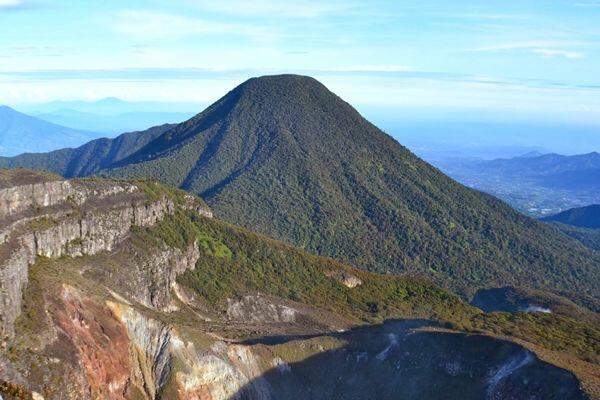 10 Cerita Misteri dari Gunung Paling Angker di Indonesia