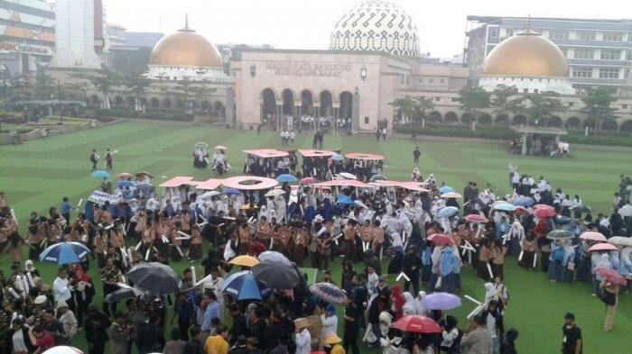 Ridwan Kamil Basah-basahan Pimpin Deklarasi Bandung Anti Hoax