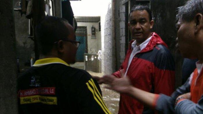 Tinjau Banjir, Anies Tanya ke Warga Apakah Ahok-Djarot Pernah Datang