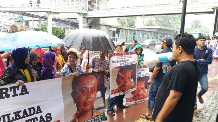 Puluhan Orang Gelar Aksi Untuk Mengecam Pimpinan KPUD DKI Jakarta