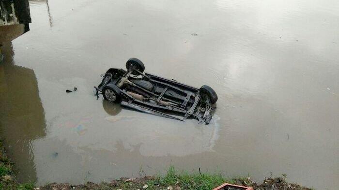 Diseruduk KRL, Xenia 'Nyungsep' di Cengkareng Drain