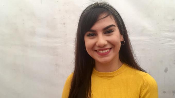 Irish Bella, Antara Singapura dan Australia