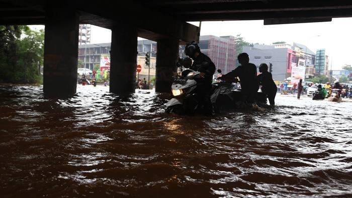 Banjir 20 Sentimeter, Ruas Tol JORR Tidak Bisa Dilalui Selama 3,5 Jam