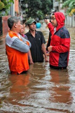 Anies Baswedan Susuri Rumah Warga yang Diterjang Banjir di Cipinang Melayu