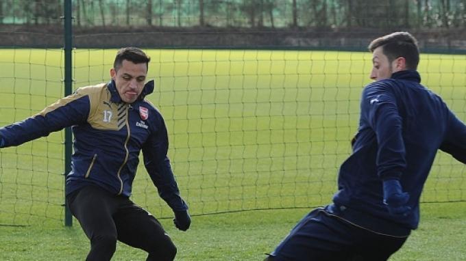 Alexis Sanchez Konsentrasi di Partai Arsenal vs Sutton United