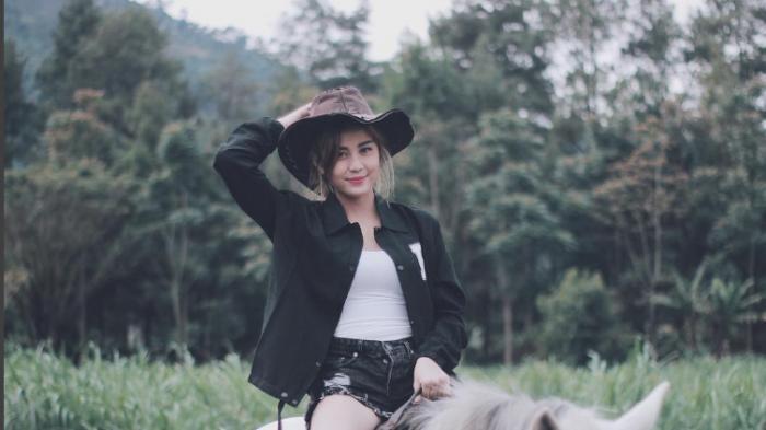 Awkarin Pamer Foto Seksi, Netizen Malah Ramai-ramai Kritik Ketiaknya