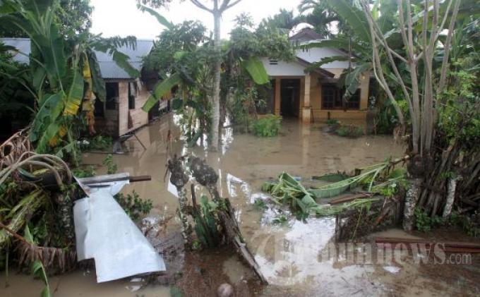 Sungai Meluap Hanyutkan Rumah Warga di Tomohon