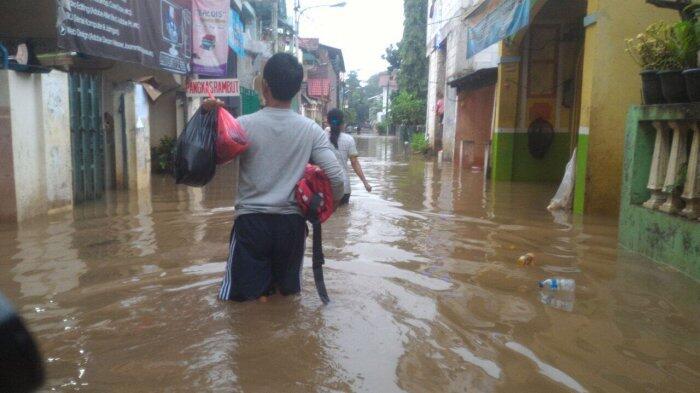 Terjebak Banjir, Ratusan Warga Cipinang Melayu Diungsikan