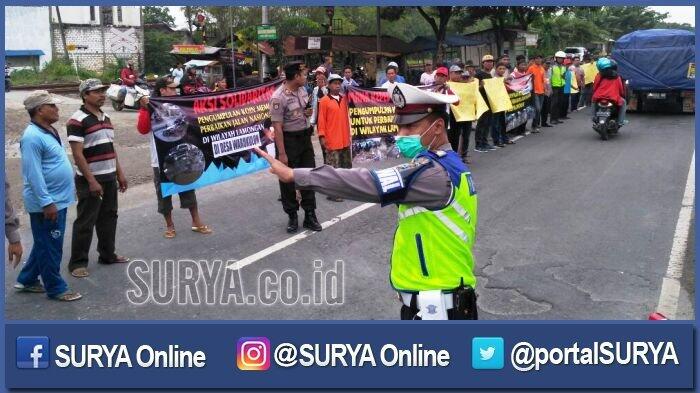 Warga Blokade Jalan Nasional di Lamongan, Ini Pemicunya