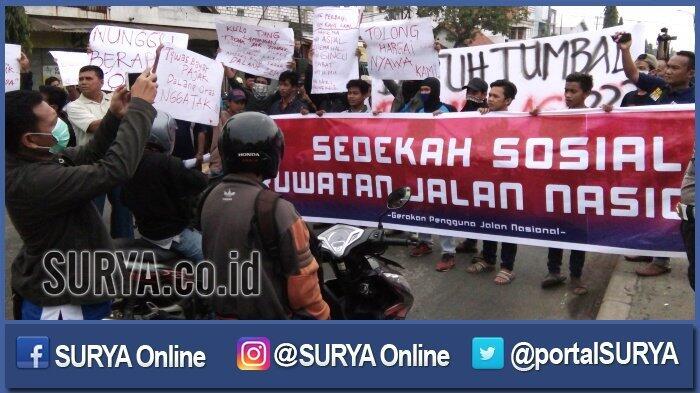Warga Galang Sedekah Sosial untuk Perbaikan Jalan Nasional yang Rusak