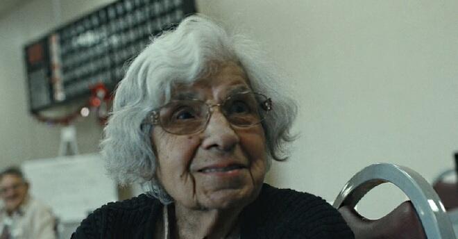Nenek 98 Tahun Hidup Sendirian. Inilah yang Dilakukannya ketika Sendirian..