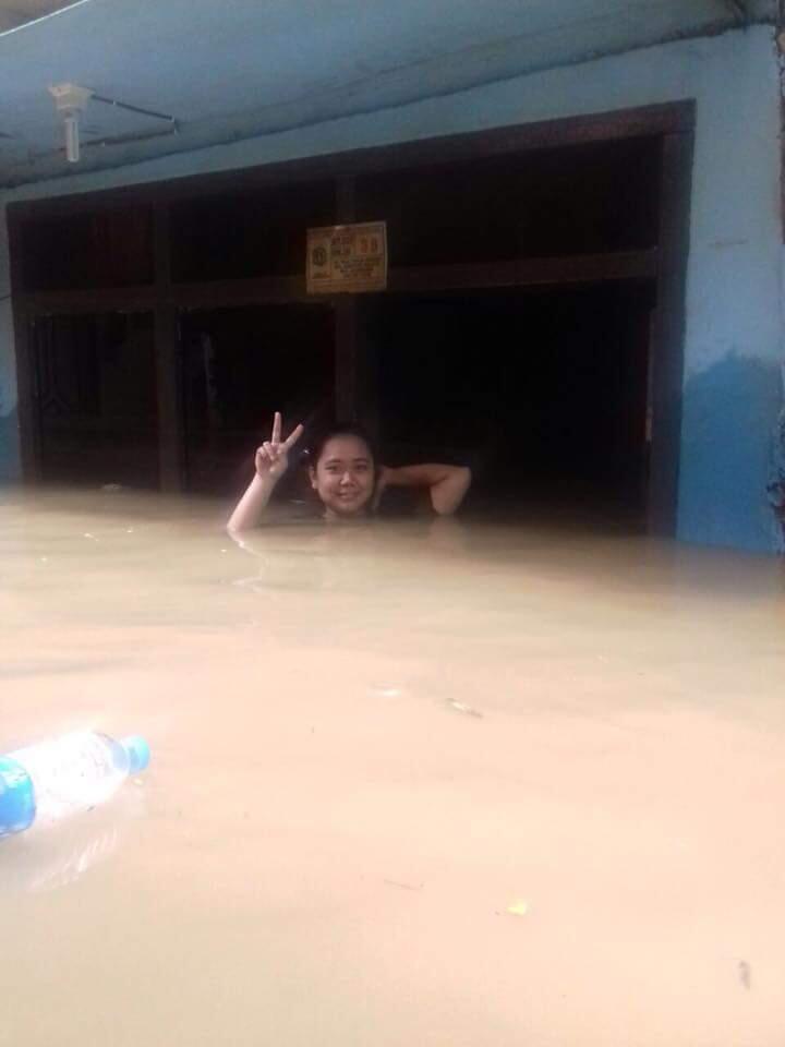 Si Cantik 'Bidadari Banjir', saat Difoto Masih Pakai Baju Tidur & Belum Mandi Lo