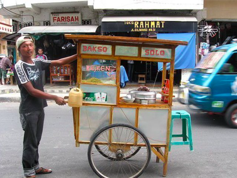 9 Penjual Makanan Paling Ditunggu Anak Komplek! 