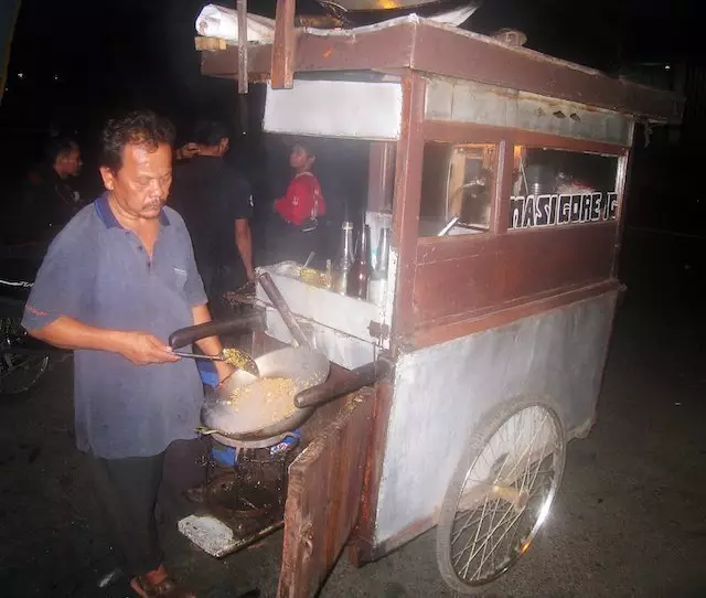 Mereka ini yang selalu di tunggu penghuni komplek bila malam tiba