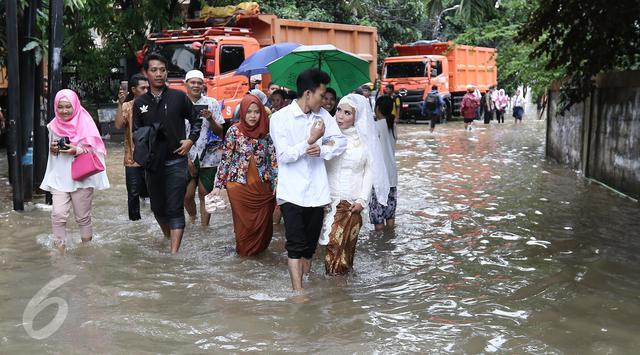 Romantis, Pasangan Ini Tetap Menikah Meski Dikepung Banjir