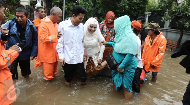 Romantis, Pasangan Ini Tetap Menikah Meski Dikepung Banjir