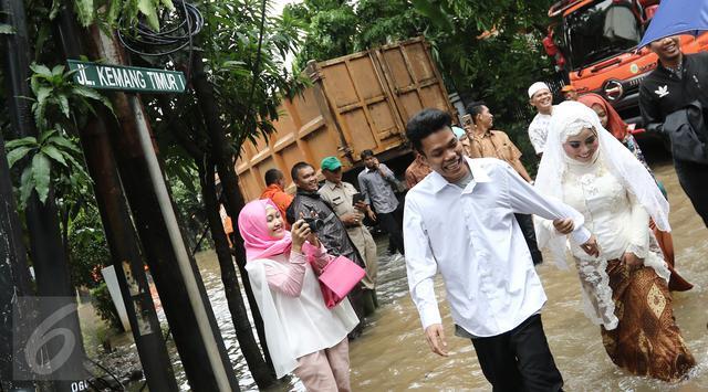 Romantis, Pasangan Ini Tetap Menikah Meski Dikepung Banjir