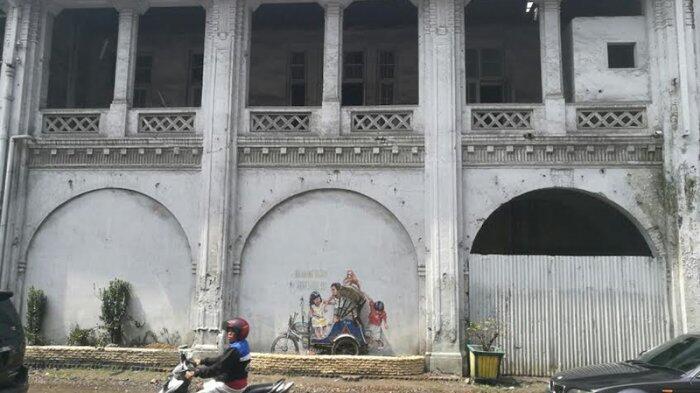 Artis Mural Dunia Menggambar Dinding Gedung Tua di Medan