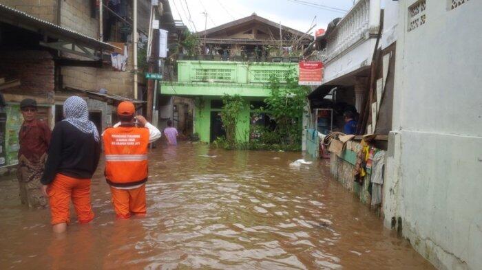 Hingga Siang Ketinggian Banjir di Rawajati Terus Meningkat