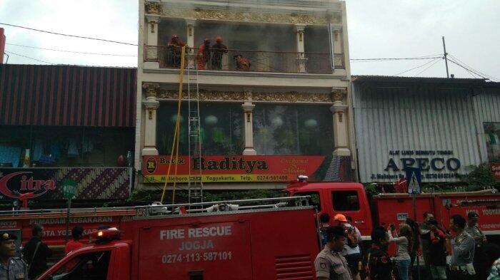Api Melalap Lantai Tiga Toko Batik Raditya di Malioboro