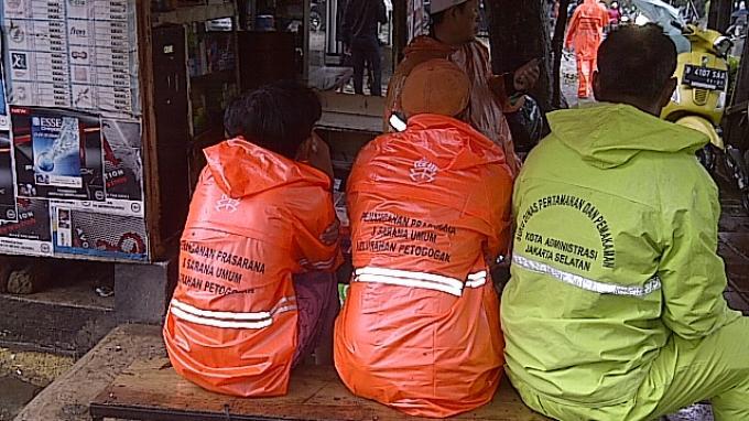 Banjir Sepinggang, Jalan Perumahan Dekat Wali Kota Jakarta Selatan Ditutup