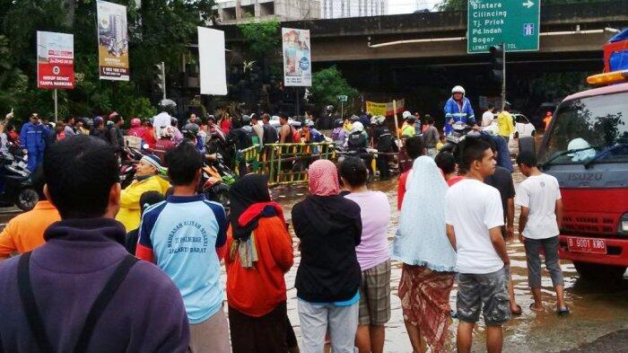 Warga Kian Ramai Tonton Banjir di Bekasi