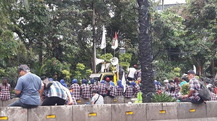 Massa Pro dan Kontra Ahok Tetap Setia Kawal Sidang di Kementan