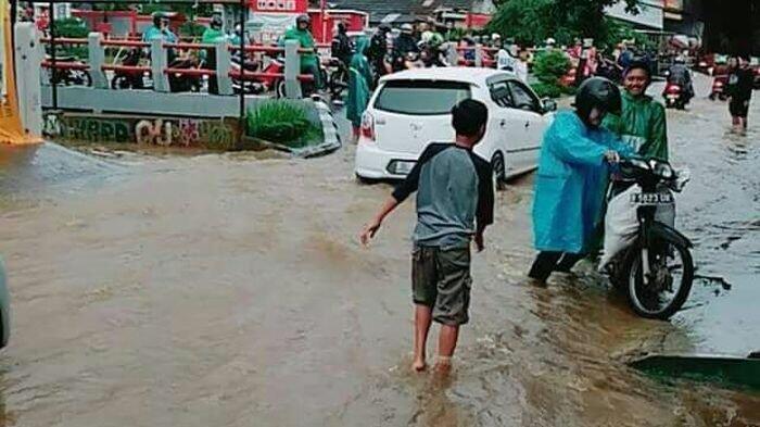 Banjir di Jalan Grogol Limo Depok Belum Juga Surut