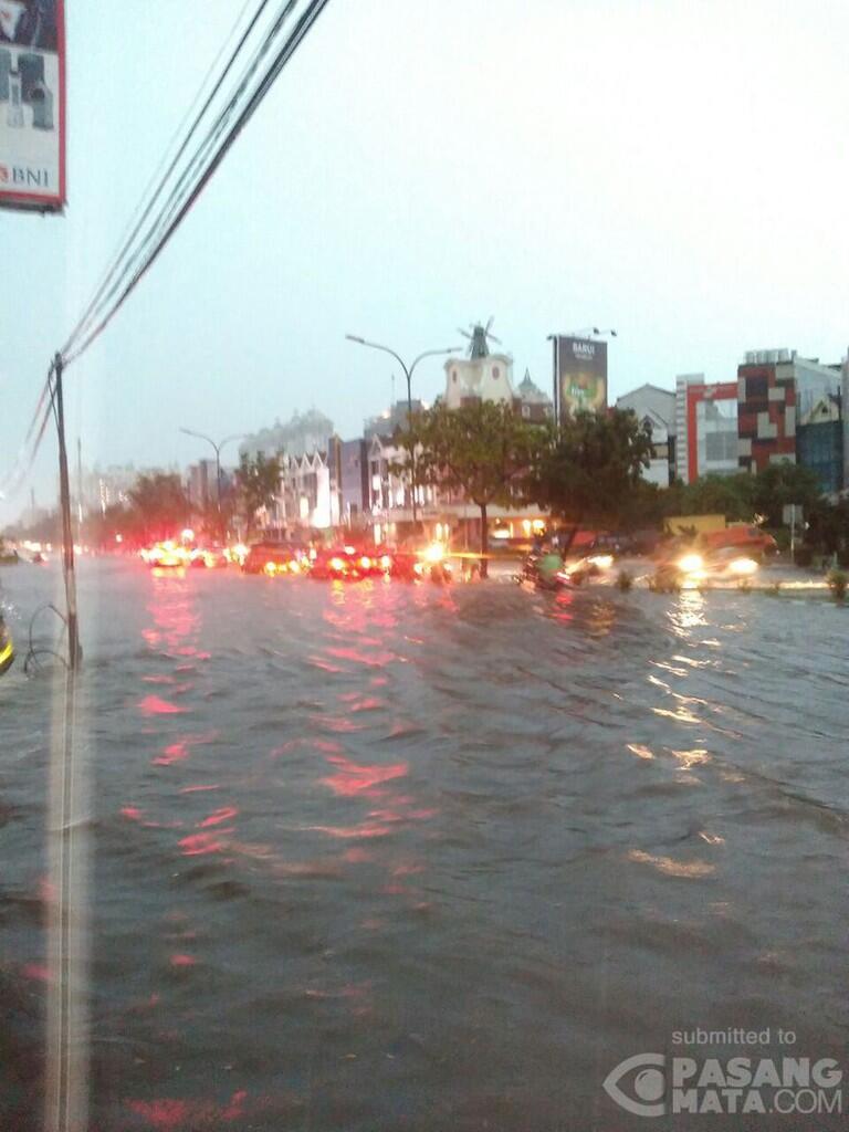 Boulevard Kelapa Gading Banjir Selutut. Kendaraan Urung Melintas