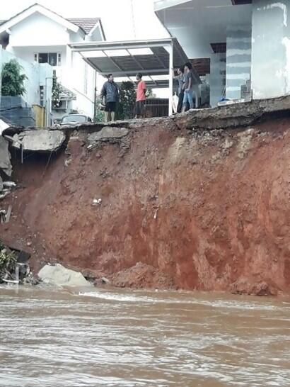 Selain Banjir, Longsor Juga Terjadi Di Jakarta