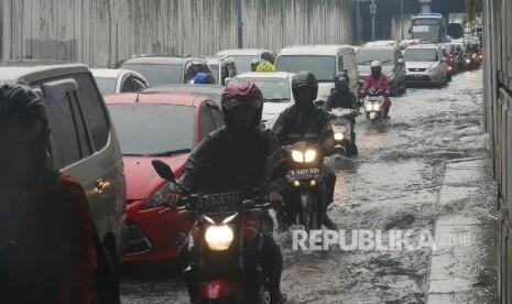 Jakarta Banjir, Aktivitas Sebagian Warga Lumpuh