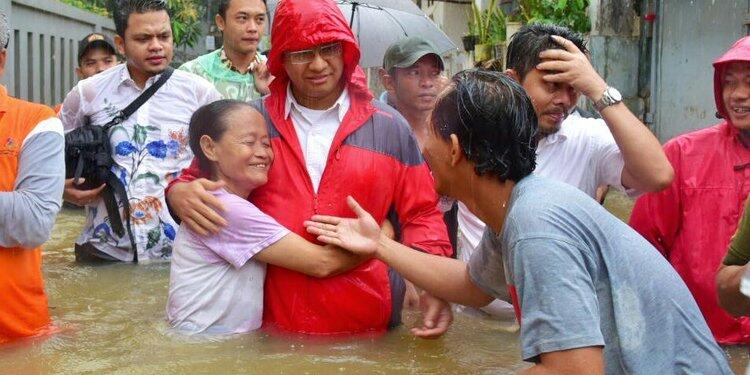 Tinjau banjir, Anies sebut tak bisa berbuat karena belum gubernur
