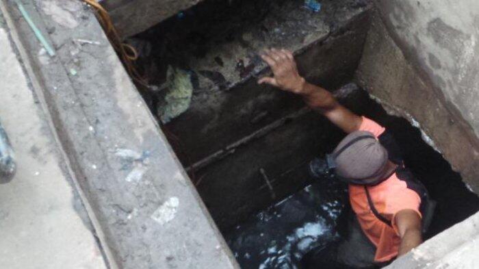 Mereka Bertaruh Nyawa Bersihkan Sampah Warga di Selokan yang Dibuang Sembarangan