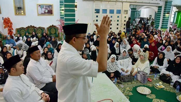 Di Hadapan Ibu-ibu Majelis Taklim, Anies Bilang Perlunya Memilih Pemimpin Santun